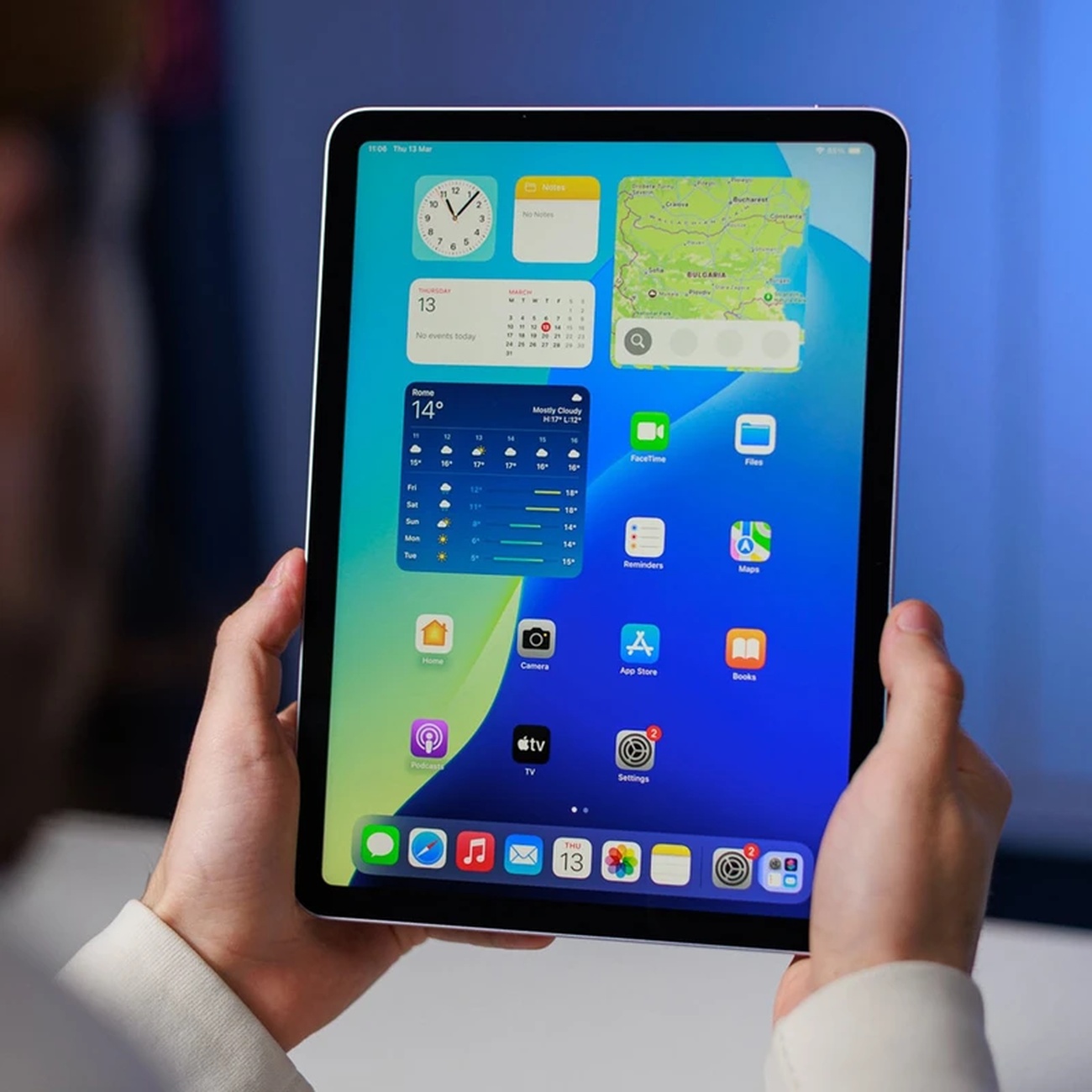 عکس در حال استفاده از آیپد پرو Apple IPad Air M4 256GB 11inch