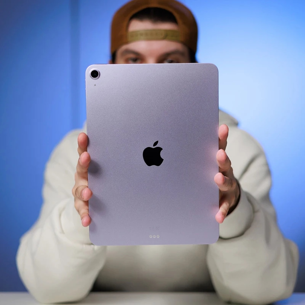 عکس در حال استفاده از آیپد ایر Apple IPad Air M3 256GB 11inch