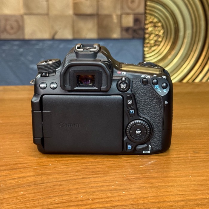 دوربین دست دوم عکاسی کانن Canon EOS 70D Kit 18-135mm f/3.5-5.6 IS STM (6900 شات)