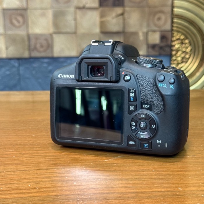دوربین دست دوم عکاسی کانن Canon EOS 2000D kit EF-S 18-55mm III (5000 شات)