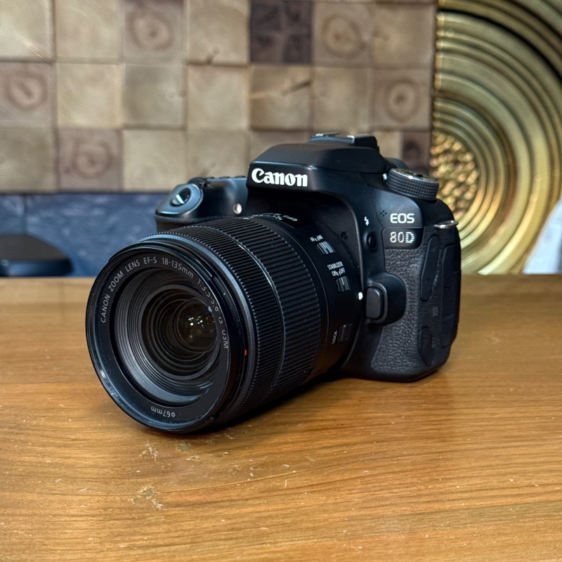 دوربین دست دوم عکاسی کانن Canon EOS 80D Kit 18-135mm f/3.5-5.6 IS USM (12000 شات)