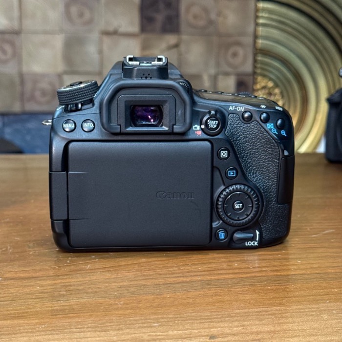 دوربین دست دوم عکاسی کانن Canon EOS 80D Kit 18-135mm f/3.5-5.6 IS USM (12000 شات)