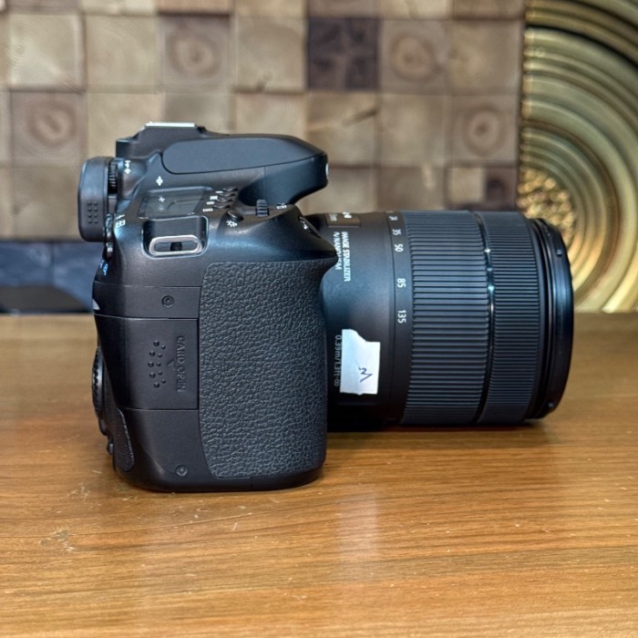دوربین دست دوم عکاسی کانن Canon EOS 80D Kit 18-135mm f/3.5-5.6 IS USM (12000 شات)