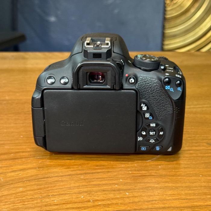 دوربین دست دوم عکاسی کانن Canon EOS 700D Kit 18-55mm f/3.5-5.6 IS STM (7000 شات)