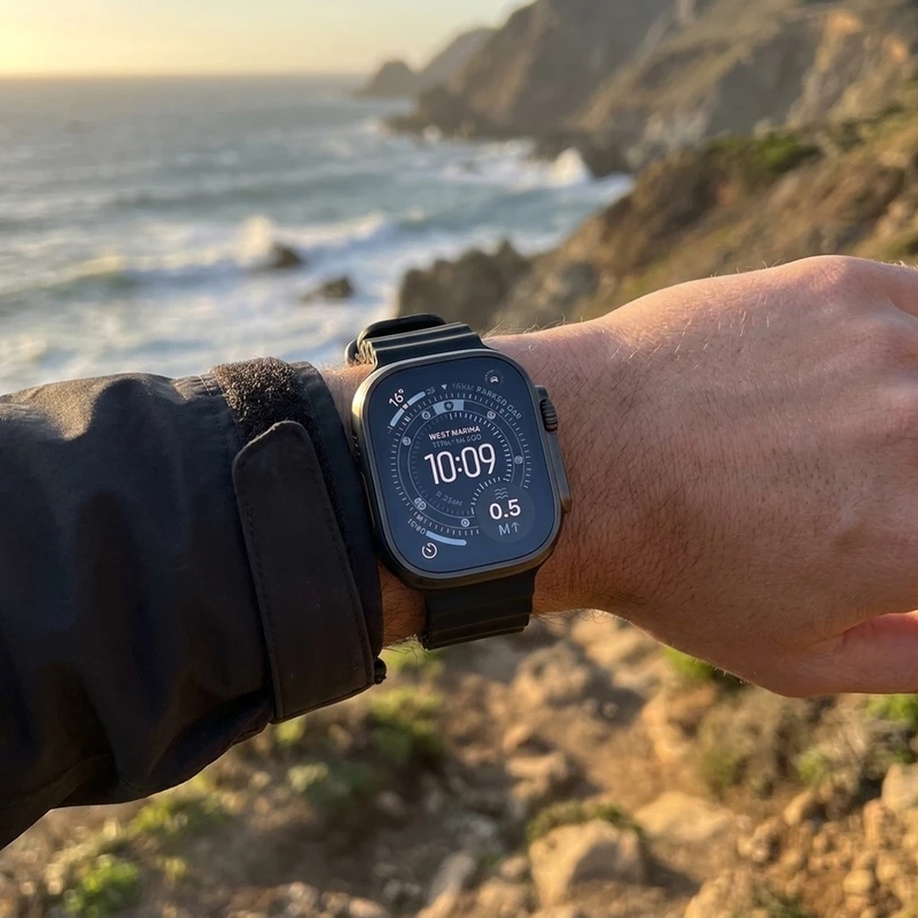عکس در حال استفاده از ساعت هوشمند اپل Iphone Apple Watch Series Ultra 3