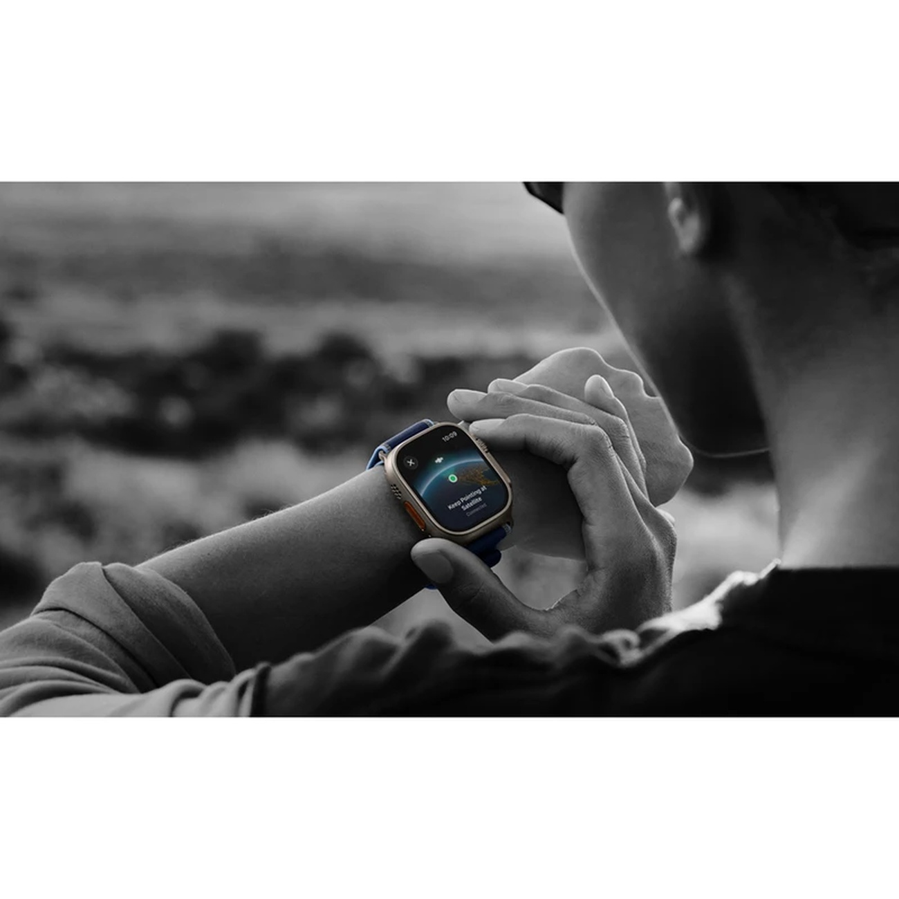 عکس در حال استفاده از ساعت هوشمند اپل Iphone Apple Watch Series Ultra 3