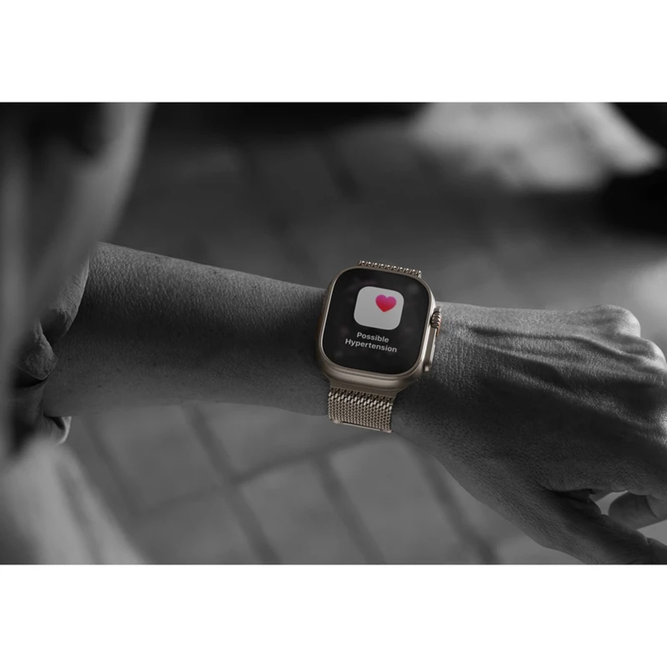 عکس در حال استفاده از ساعت هوشمند اپل Iphone Apple Watch Series Ultra 3