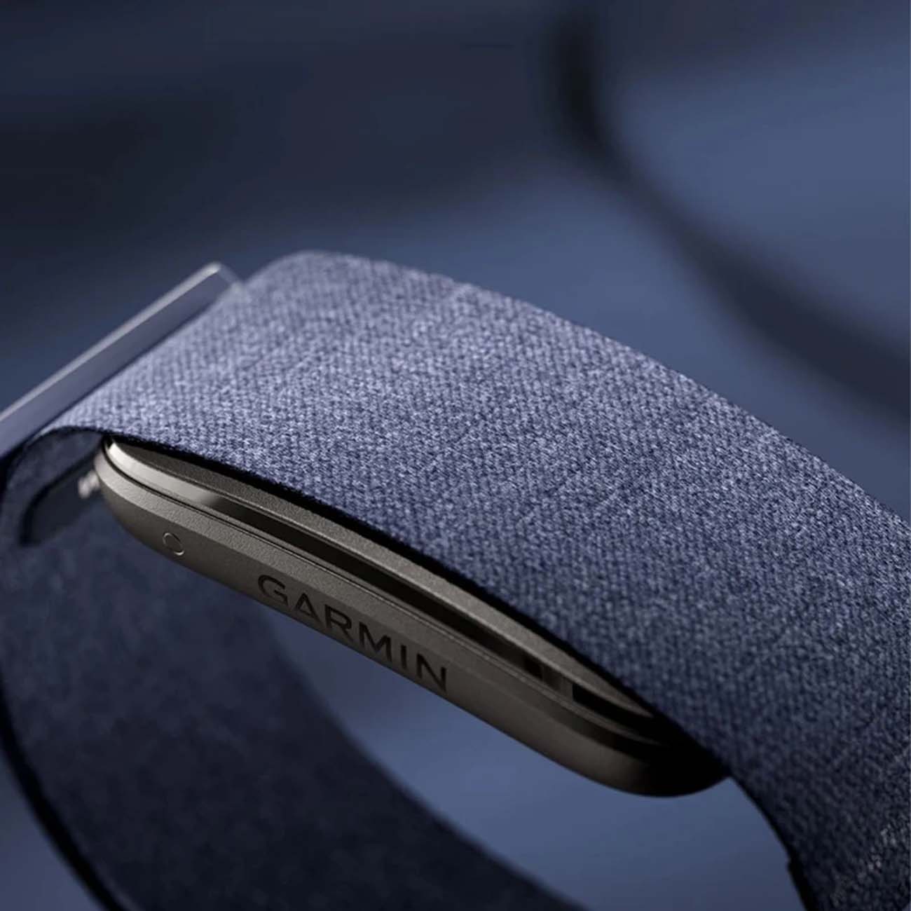 نمای نزدیک مچ بند هوشمند گارمین Garmin CIRQA Smart Band