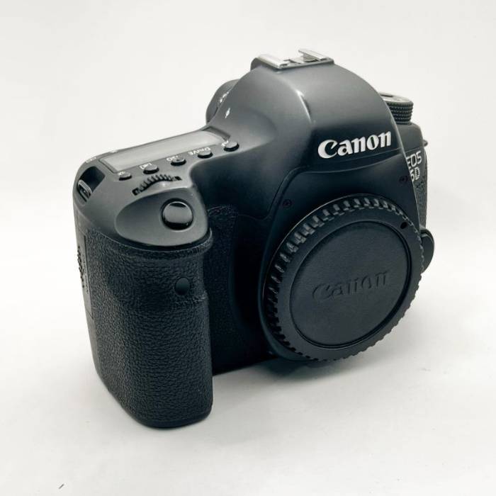 دوربین دست دوم عکاسی کانن Canon EOS 6D Mark II DSLR Camera Body (16950 شات)