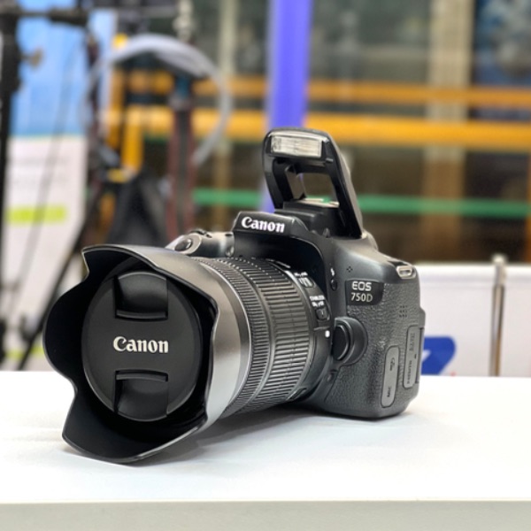 دوربین دست دوم عکاسی  Canon EOS 750D Kit 18-135mm F3.5-5.6 IS STM (49800 شات)
