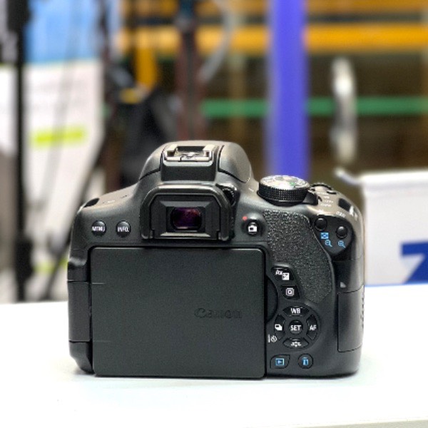 دوربین دست دوم عکاسی  Canon EOS 750D Kit 18-135mm F3.5-5.6 IS STM (49800 شات)