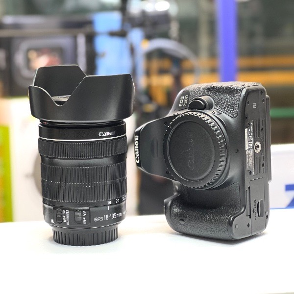 دوربین دست دوم عکاسی  Canon EOS 750D Kit 18-135mm F3.5-5.6 IS STM (49800 شات)
