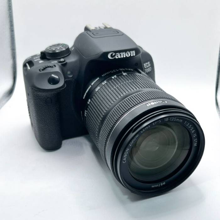 دوربین دست دوم Canon EOS 700D Kit 18-135mm f/3.5-5.6 IS STM Used (فقط 8300 شات)