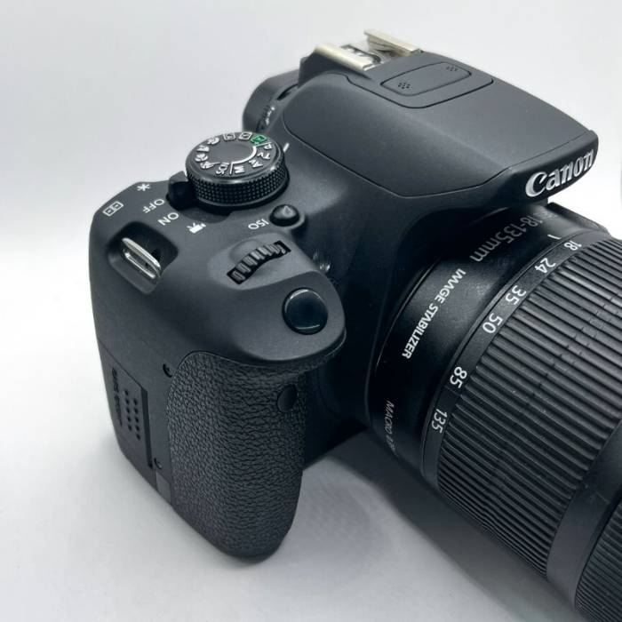 دوربین دست دوم Canon EOS 700D Kit 18-135mm f/3.5-5.6 IS STM Used (فقط 8300 شات)
