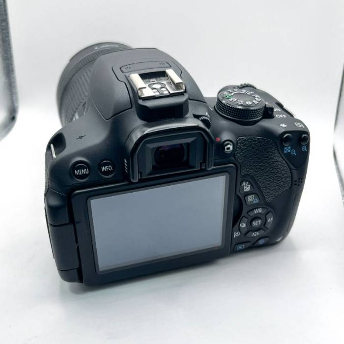 دوربین دست دوم Canon EOS 700D Kit 18-135mm f/3.5-5.6 IS STM Used (فقط 8300 شات)