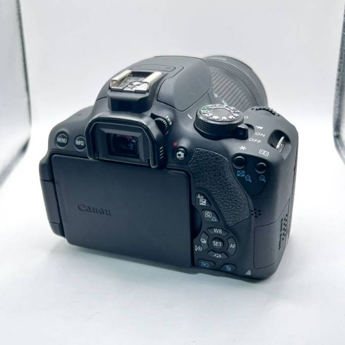 دوربین دست دوم Canon EOS 700D Kit 18-135mm f/3.5-5.6 IS STM Used (فقط 8300 شات)