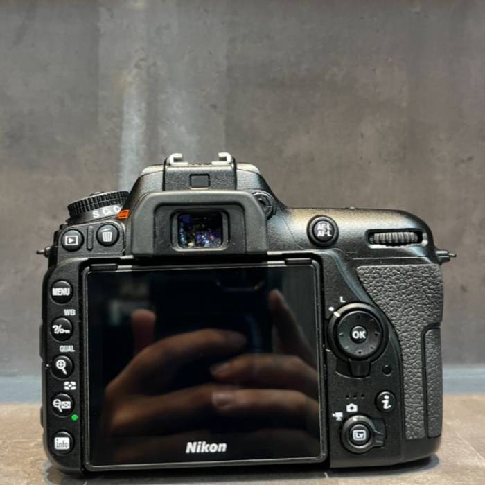 دوربین نیکون دست دوم Nikon D7500 Kit 18-140mm f/3.5-5.6 G VR (17000 شات)