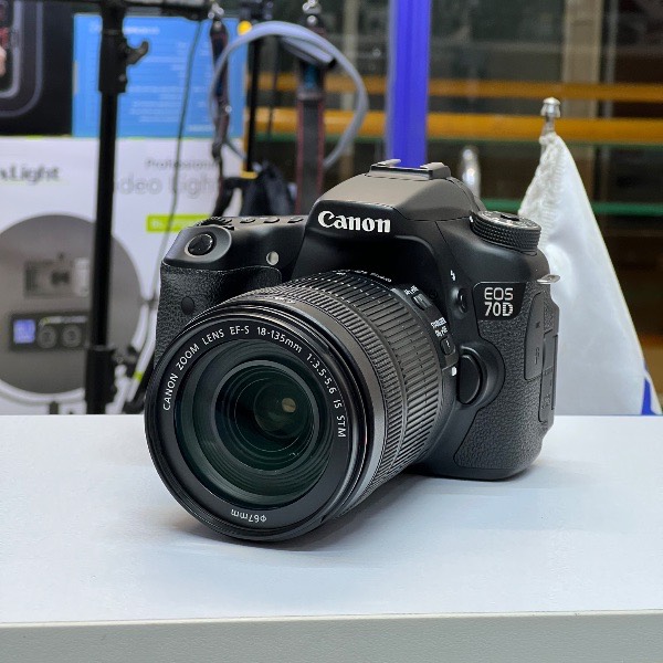 دوربین دست دوم عکاسی کانن Canon EOS 70D Kit 18-135mm f/3.5-5.6 IS STM (12000 شات)