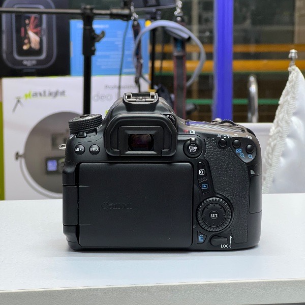 دوربین دست دوم عکاسی کانن Canon EOS 70D Kit 18-135mm f/3.5-5.6 IS STM (12000 شات)