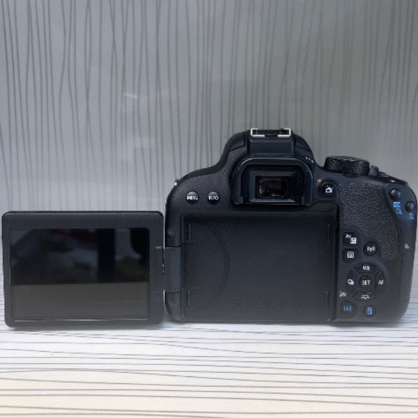 دوربین کانن دست دوم Canon EOS 800D Kit 18-55mm f/4-5.6 IS STM(8500 شات)