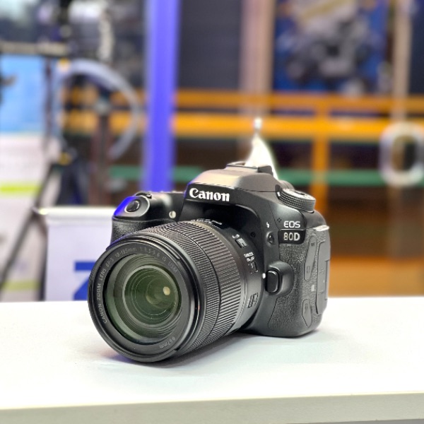 دوربین دست دوم Canon EOS 80D Kit 18-135mm f/3.5-5.6 IS USM (35000 شات)