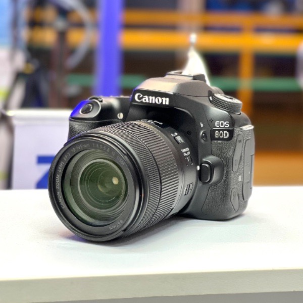 دوربین دست دوم Canon EOS 80D Kit 18-135mm f/3.5-5.6 IS USM (35000 شات)