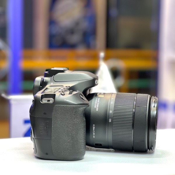 دوربین دست دوم Canon EOS 80D Kit 18-135mm f/3.5-5.6 IS USM (35000 شات)