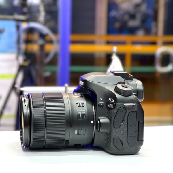 دوربین دست دوم Canon EOS 80D Kit 18-135mm f/3.5-5.6 IS USM (35000 شات)