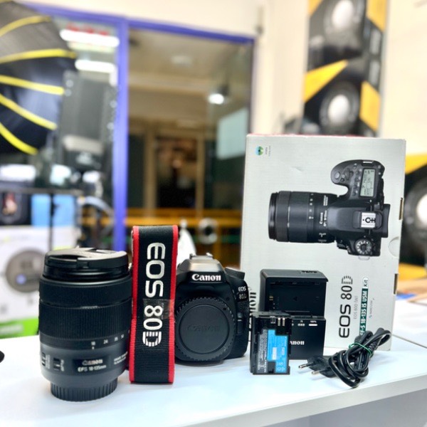دوربین دست دوم Canon EOS 80D Kit 18-135mm f/3.5-5.6 IS USM (35000 شات)