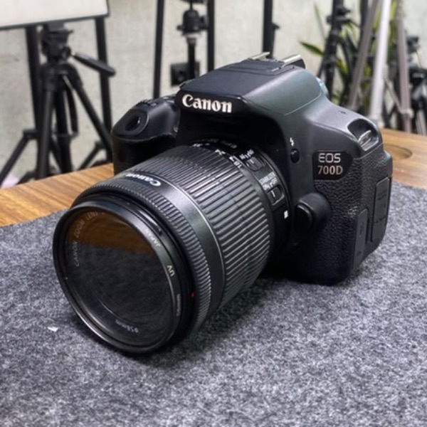 دوربین دست دوم Canon EOS 700D Kit 18-55mm f/3.5-5.6 IS STM (27/000 شات)