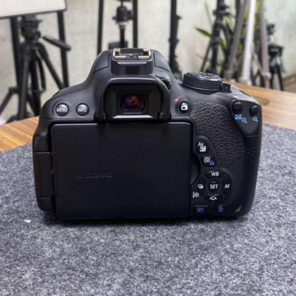 دوربین دست دوم Canon EOS 700D Kit 18-55mm f/3.5-5.6 IS STM (27/000 شات)