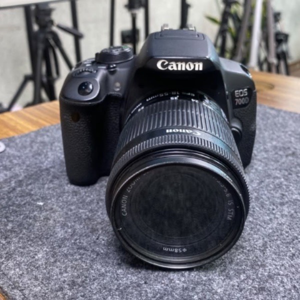 دوربین دست دوم Canon EOS 700D Kit 18-55mm f/3.5-5.6 IS STM (27/000 شات)