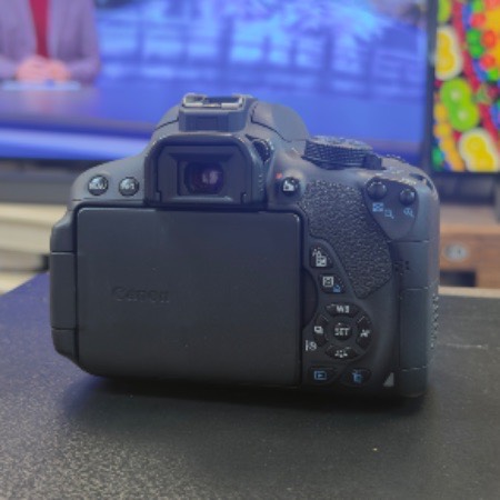 دوربین کانن دست دوم Canon EOS 850D kit EF-S 18-55mm f/4-5.6 IS STM (8/000 شات)