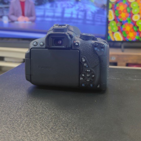 دوربین دست دوم Canon EOS 700D Kit 18-55mm f/3.5-5.6 (12/000 شات)