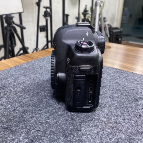دوربین دست دوم CANON 5D MARK ii(28/000 شات)