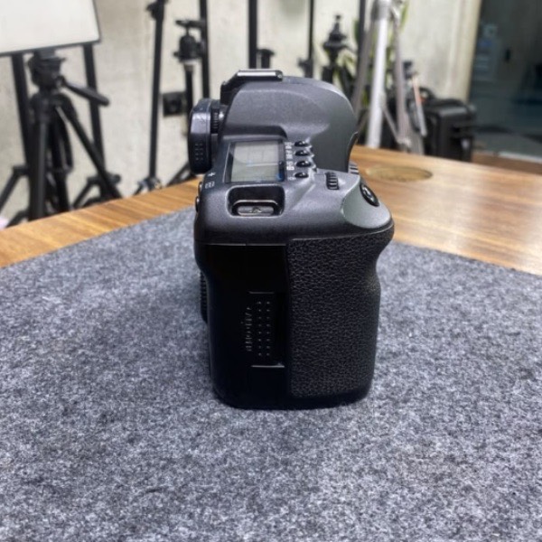 دوربین دست دوم CANON 5D MARK ii(28/000 شات)