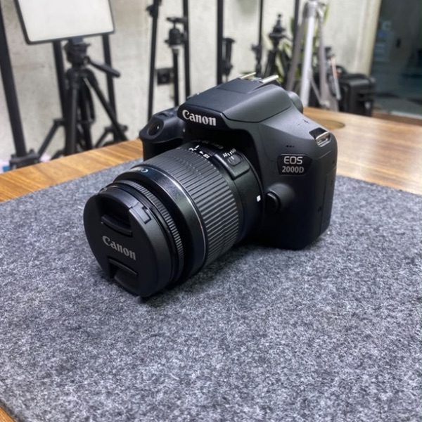 دوربین دست دوم Canon EOS 2000D kit EF-S 18-55mm III (4/000 شات)
