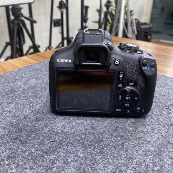دوربین دست دوم Canon EOS 2000D kit EF-S 18-55mm III (4/000 شات)