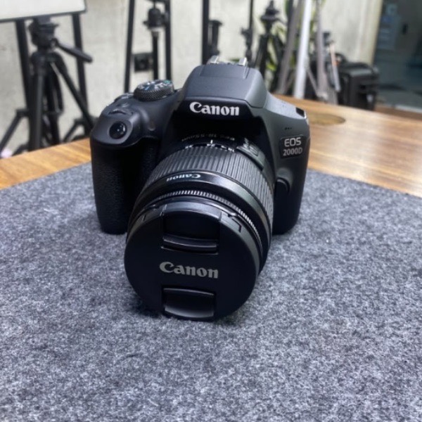 دوربین دست دوم Canon EOS 2000D kit EF-S 18-55mm III (4/000 شات)