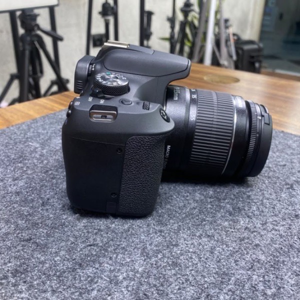 دوربین دست دوم Canon EOS 2000D kit EF-S 18-55mm III (4/000 شات)