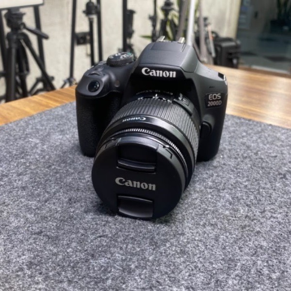 دوربین دست دوم Canon EOS 2000D kit EF-S 18-55mm III (4/000 شات)