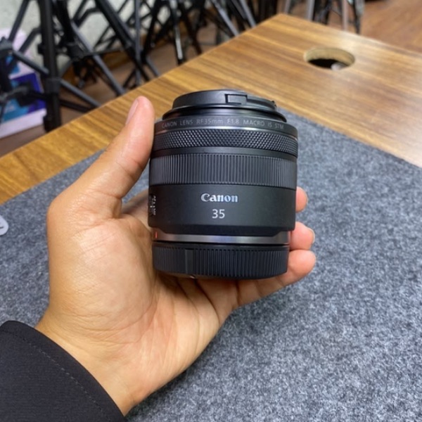 لنز دست دوم بدون‌آینه کانن Canon RF 35mm F1.8 IS STM Macro (جعبه دارد)