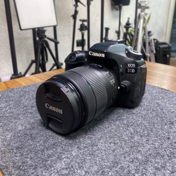 دوربین دست دوم کانن canon 80d kit 18 135 usm (17/000 شات)
