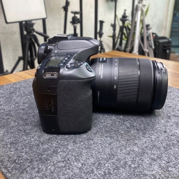 دوربین دست دوم کانن canon 80d kit 18 135 usm (17/000 شات)