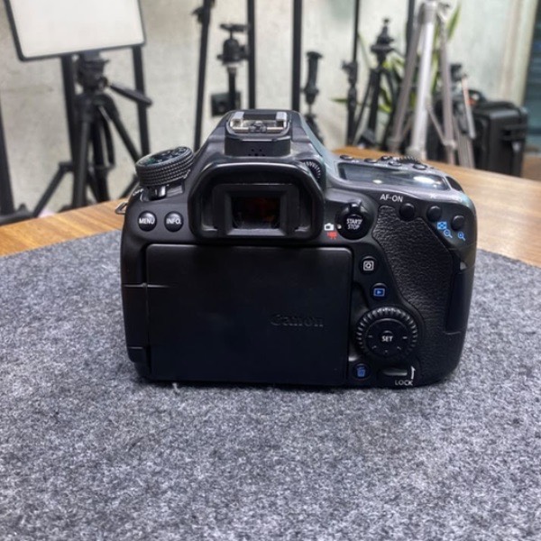 دوربین دست دوم کانن canon 80d kit 18 135 usm (17/000 شات)