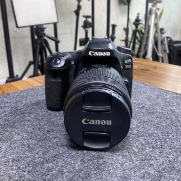 دوربین دست دوم کانن canon 80d kit 18 135 usm (17/000 شات)