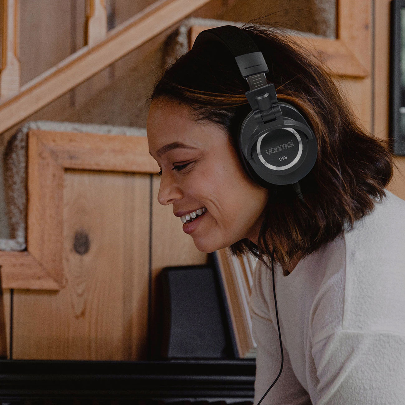 نمای کاربردی از هدفون مانیتورینگ یانمای Yanmai D98 Wired Monitoring Headphone