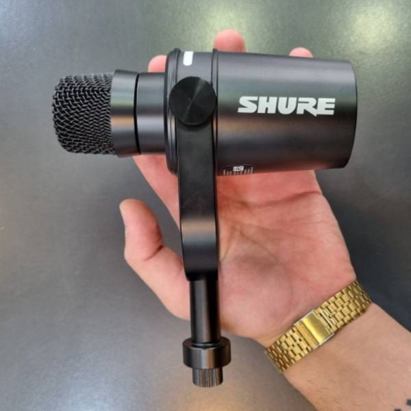 میکروفون دست دوم پادکست شور Shure MV7 plus Microphone pour Podcast Audio with stand