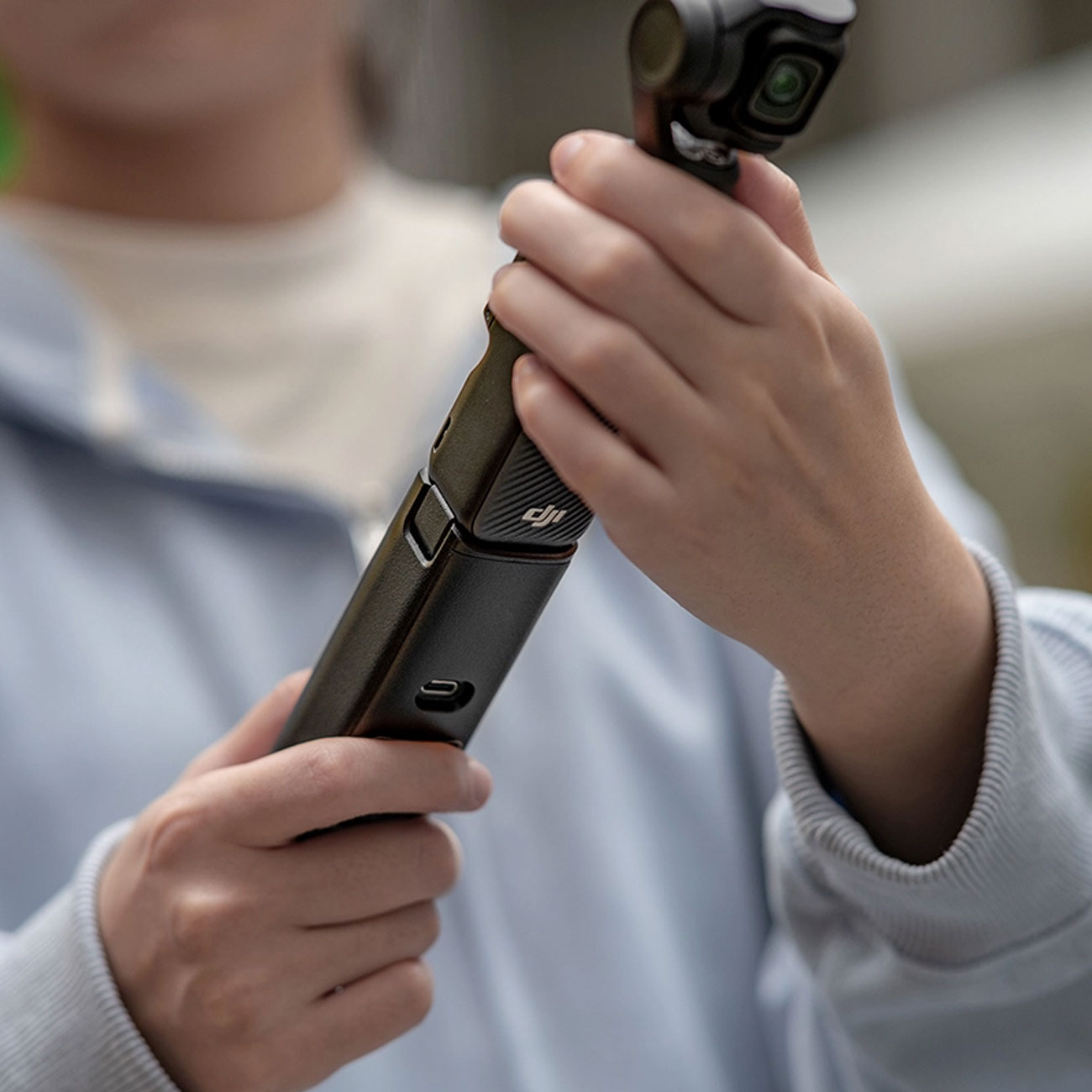 نمای کاربردی گریپ شارژ دوربین STARTRC 4000mAh Charging Power Bank Grip for DJI Pocket 3, Pocket 4 & 