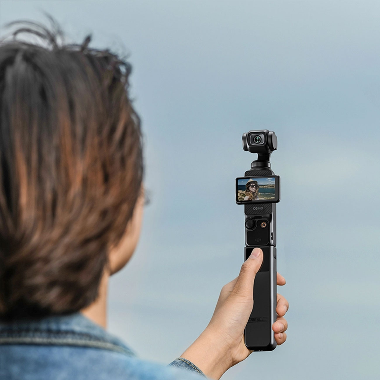 نمای کاربردی گریپ شارژ و پاوربانک مخصوص دوربین STARTRC 4000mAh Charging Power Bank Grip for DJI Pock